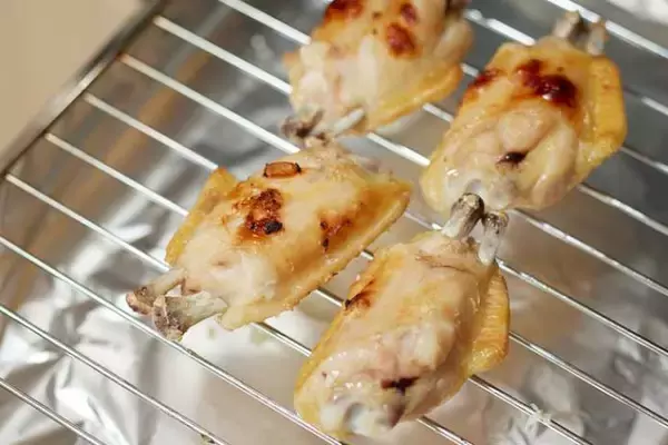 「【簡単おつまみ】パリッ、じゅわ「手羽先の塩焼き」。フライパンで美味しく焼くコツをお教えします」の画像