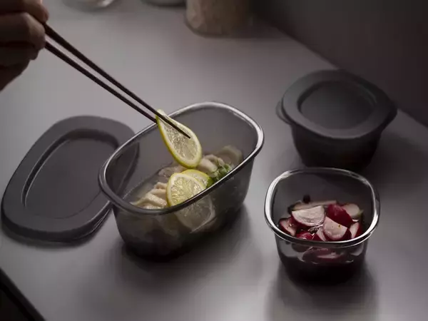 「【脱・生活感】つくおきおかず容器をそのまま食卓へ。「うつわにもなる保存容器」がおしゃれで優秀！」の画像