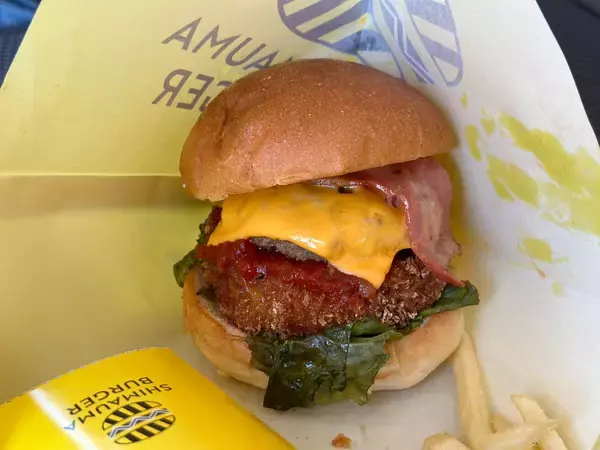 「肉より玉ねぎが主役級にウマい！淡路島名物「淡路島バーガー」の名店『シマウマバーガー』に行ってきた」の画像