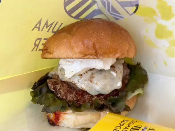 「肉より玉ねぎが主役級にウマい！淡路島名物「淡路島バーガー」の名店『シマウマバーガー』に行ってきた」の画像