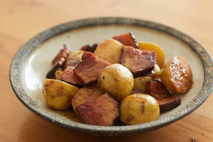 【おつまみレシピ】カレー味の肉じゃが「新じゃがとベーコンの煮っころがし」の作り方
