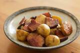 「【おつまみレシピ】カレー味の肉じゃが「新じゃがとベーコンの煮っころがし」の作り方」の画像2