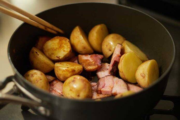 【おつまみレシピ】カレー味の肉じゃが「新じゃがとベーコンの煮っころがし」の作り方