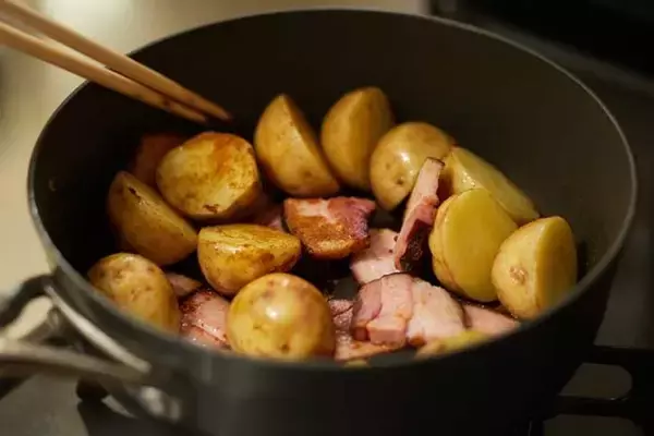 「【おつまみレシピ】カレー味の肉じゃが「新じゃがとベーコンの煮っころがし」の作り方」の画像