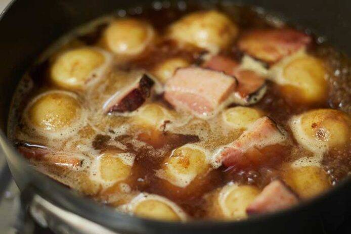 【おつまみレシピ】カレー味の肉じゃが「新じゃがとベーコンの煮っころがし」の作り方