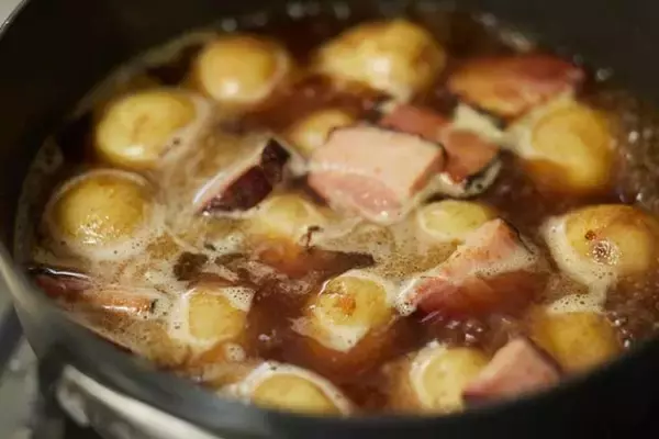 「【おつまみレシピ】カレー味の肉じゃが「新じゃがとベーコンの煮っころがし」の作り方」の画像