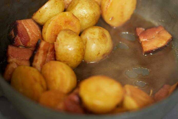 【おつまみレシピ】カレー味の肉じゃが「新じゃがとベーコンの煮っころがし」の作り方