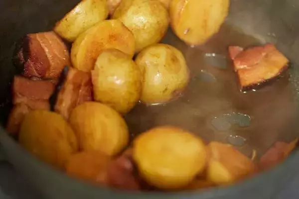 「【おつまみレシピ】カレー味の肉じゃが「新じゃがとベーコンの煮っころがし」の作り方」の画像