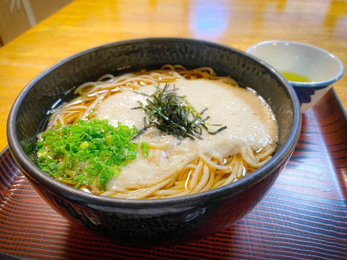 紅葉シーズン真っ盛りの“夢の吊り橋”へ。絶景と温泉、山の幸をめぐる静岡・川根本町さんぽ