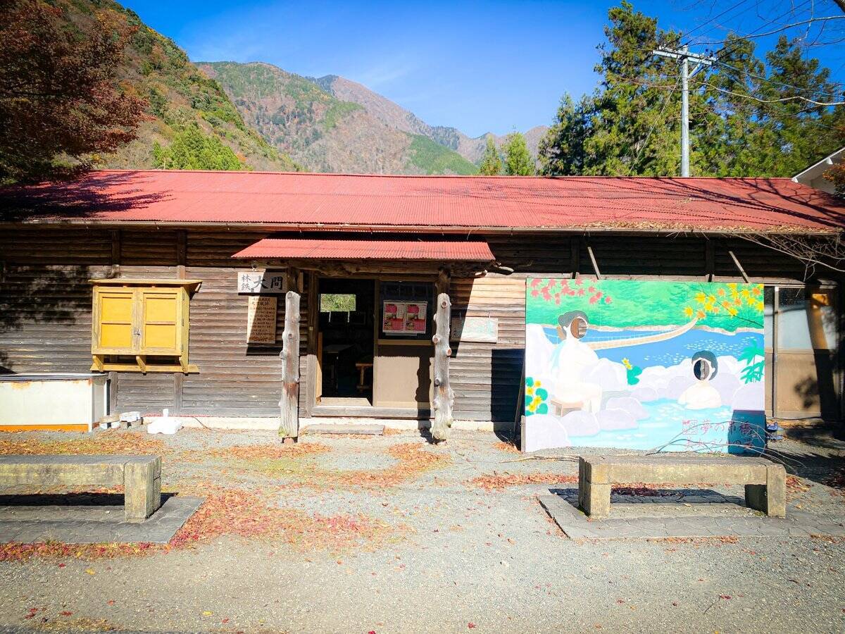 紅葉シーズン真っ盛りの“夢の吊り橋”へ。絶景と温泉、山の幸をめぐる静岡・川根本町さんぽ