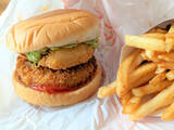 「【実食レポ】ロッテリアの新作「よくばりエビづくしバーガー」ってどんな味？ 食べてわかったその実力」の画像1