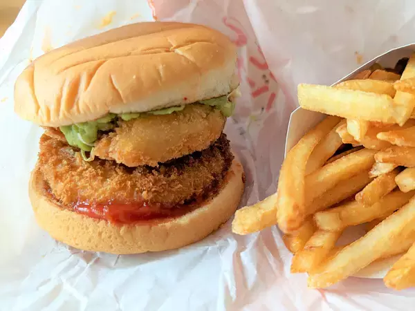 【実食レポ】ロッテリアの新作「よくばりエビづくしバーガー」ってどんな味？ 食べてわかったその実力