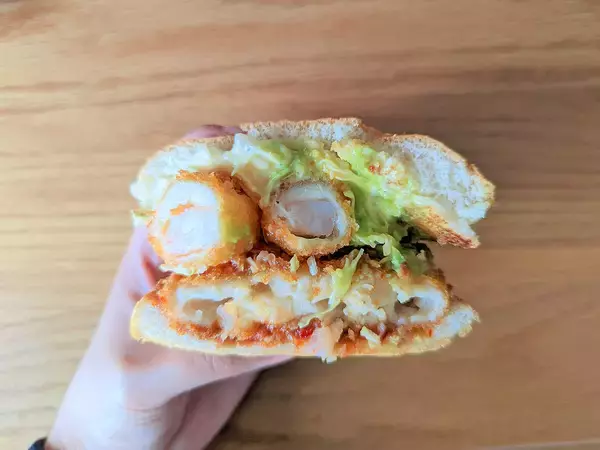 「【実食レポ】ロッテリアの新作「よくばりエビづくしバーガー」ってどんな味？ 食べてわかったその実力」の画像