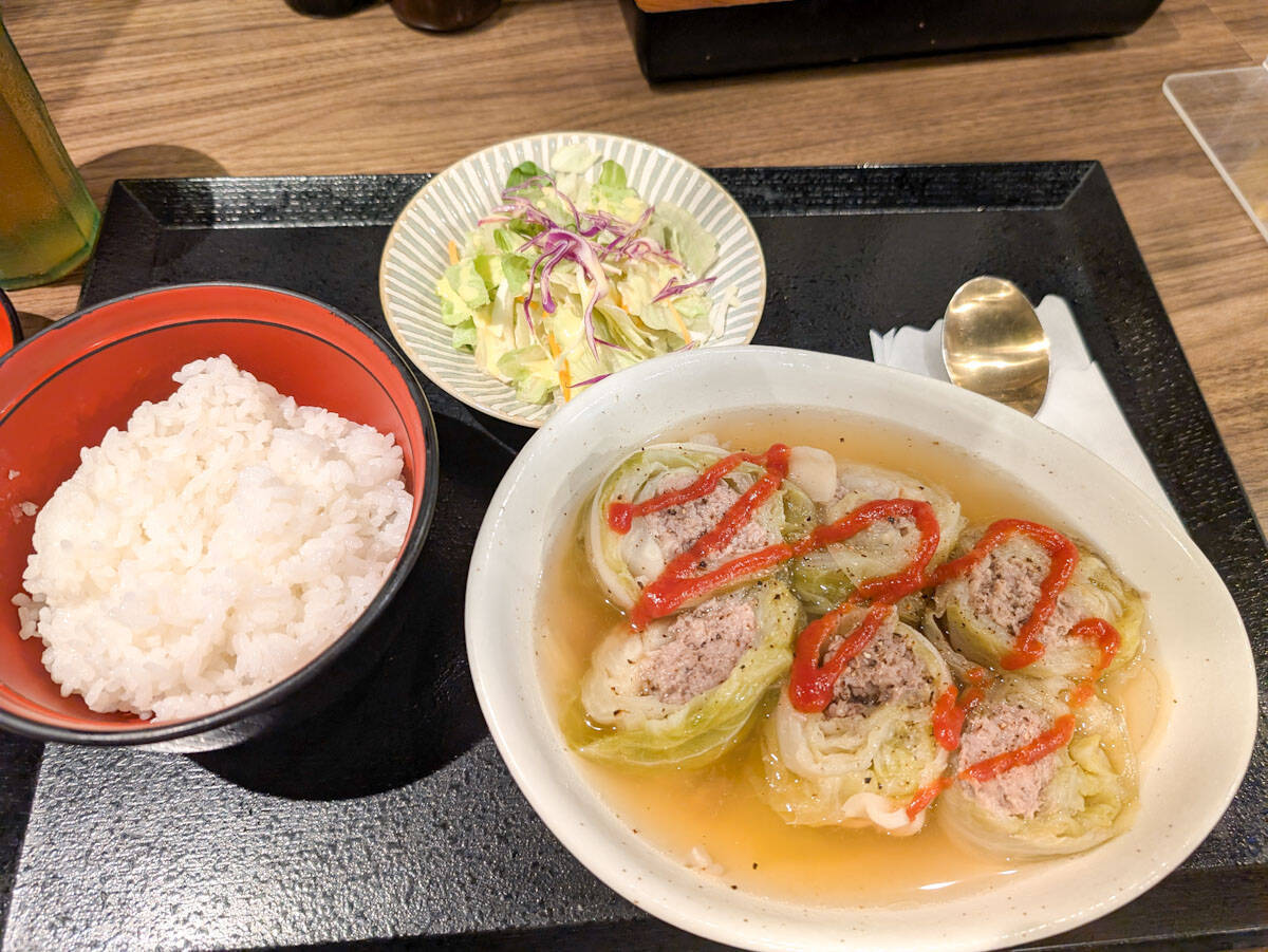 洋食文化が息づく新宿でこの一皿。1964年創業の老舗『珈穂音』の名物ロールキャベツ