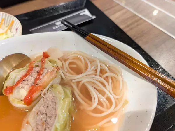 「洋食文化が息づく新宿でこの一皿。1964年創業の老舗『珈穂音』の名物ロールキャベツ」の画像