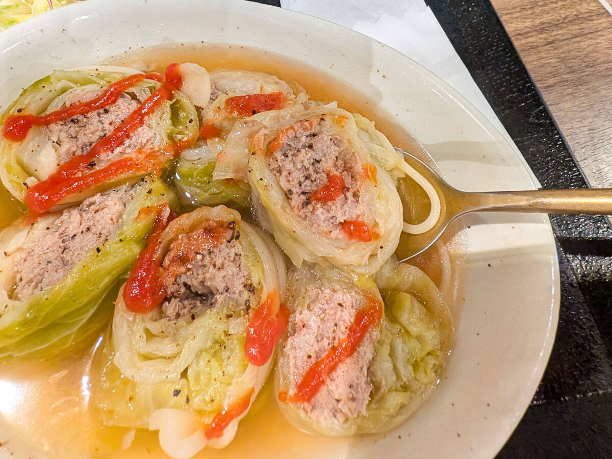 洋食文化が息づく新宿でこの一皿。1964年創業の老舗『珈穂音』の名物ロールキャベツ