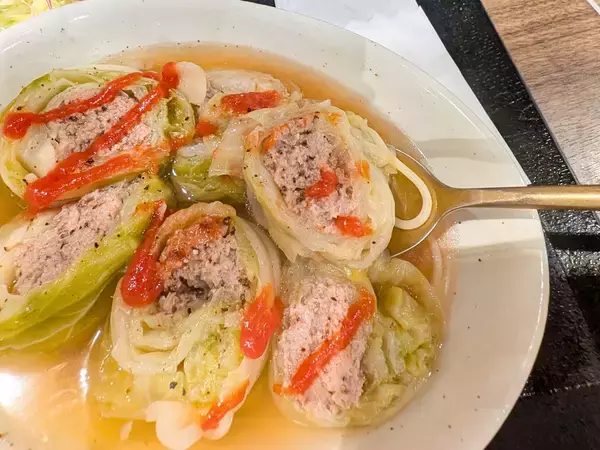 「洋食文化が息づく新宿でこの一皿。1964年創業の老舗『珈穂音』の名物ロールキャベツ」の画像