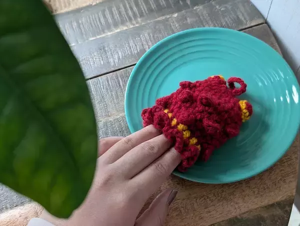 「【暮らしの名品】愛おしい。宮城県の被災地のお母さんたちが編むエコたわし「編んだもんだら」」の画像