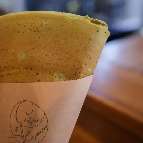 「【鎌倉カフェ】レトロ商店街で見つけた『クレープとエスプレッソとかまくら茶房』のパリパリな抹茶クレープ」の画像