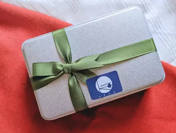 「【人気の贈り物】鳥たちが舞う幸せクッキー缶。『菓子工房ルスルス』の「鳥のかたちクッキー」」の画像