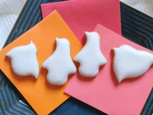 「【人気の贈り物】鳥たちが舞う幸せクッキー缶。『菓子工房ルスルス』の「鳥のかたちクッキー」」の画像