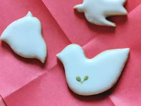 「【人気の贈り物】鳥たちが舞う幸せクッキー缶。『菓子工房ルスルス』の「鳥のかたちクッキー」」の画像