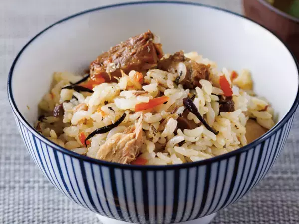 「さば缶の進化系「さば先生」って何！？ 混ぜるだけで旨い“さばのケチャップライス”も作れる！」の画像