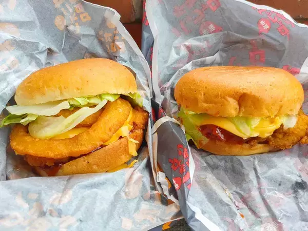 ケンタの新作バーガーは王道アメリカン！ 「バッファローチキン」と「オニオンBBQチキン」を食べ比べてみた！