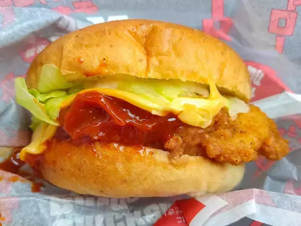 「ケンタの新作バーガーは王道アメリカン！ 「バッファローチキン」と「オニオンBBQチキン」を食べ比べてみた！」の画像