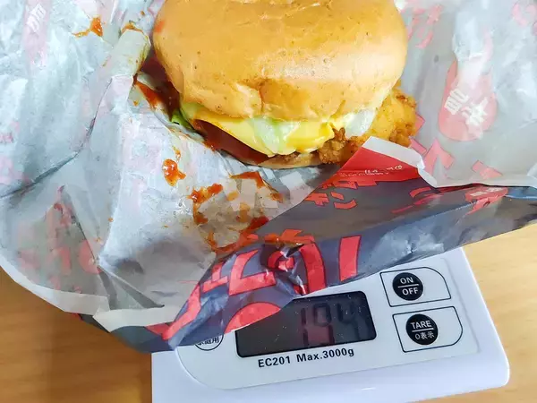 「ケンタの新作バーガーは王道アメリカン！ 「バッファローチキン」と「オニオンBBQチキン」を食べ比べてみた！」の画像