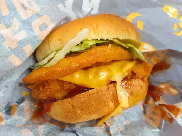 「ケンタの新作バーガーは王道アメリカン！ 「バッファローチキン」と「オニオンBBQチキン」を食べ比べてみた！」の画像