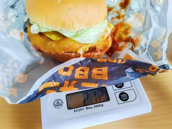 「ケンタの新作バーガーは王道アメリカン！ 「バッファローチキン」と「オニオンBBQチキン」を食べ比べてみた！」の画像