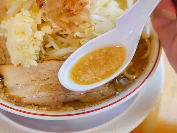 「重量なんと1kg超え！ 『ラーメン泪橋』でデカ盛り「マンモスラーメン」を食べてきた」の画像
