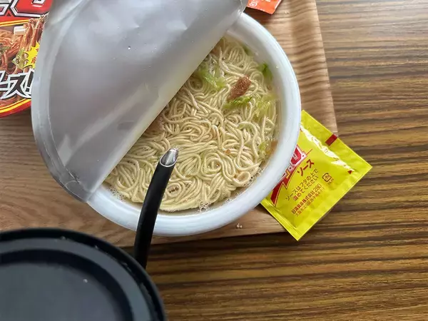 「【検証】カップ焼きそばを“焼いたら”もっと美味しくなるのか？ 試してみた！」の画像