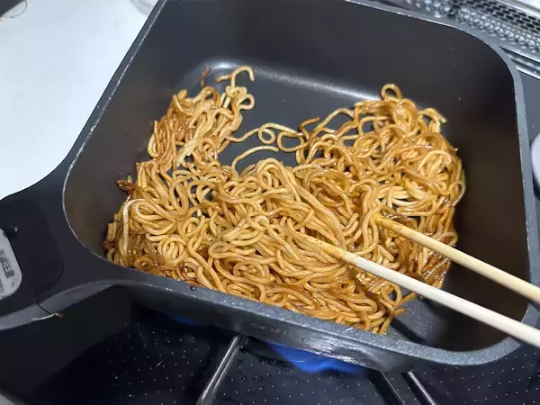 「【検証】カップ焼きそばを“焼いたら”もっと美味しくなるのか？ 試してみた！」の画像