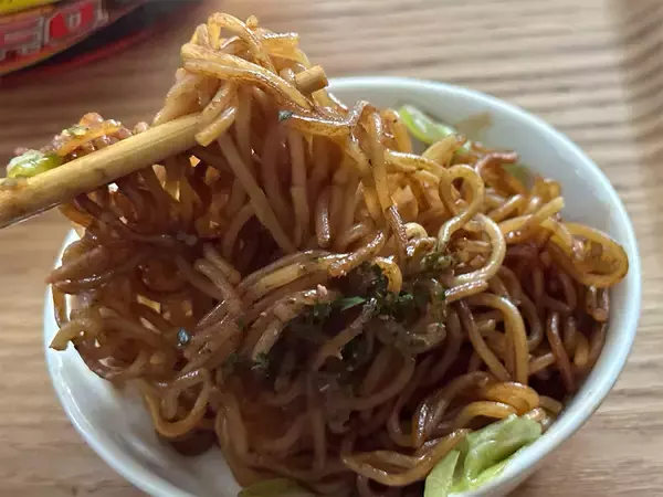 「【検証】カップ焼きそばを“焼いたら”もっと美味しくなるのか？ 試してみた！」の画像