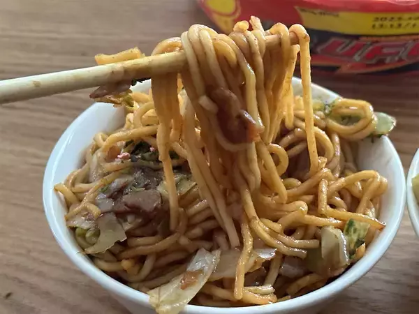 「【検証】カップ焼きそばを“焼いたら”もっと美味しくなるのか？ 試してみた！」の画像