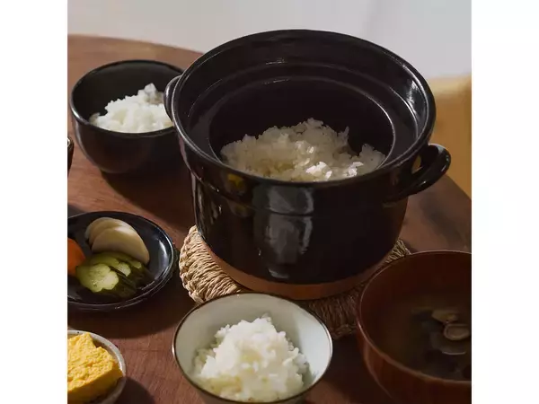 「火加減不要でレンジで温め直しもOK。無印良品の「レンジで温め直せる 萬古焼 ごはん鍋」が便利すぎる！」の画像