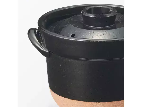 「火加減不要でレンジで温め直しもOK。無印良品の「レンジで温め直せる 萬古焼 ごはん鍋」が便利すぎる！」の画像