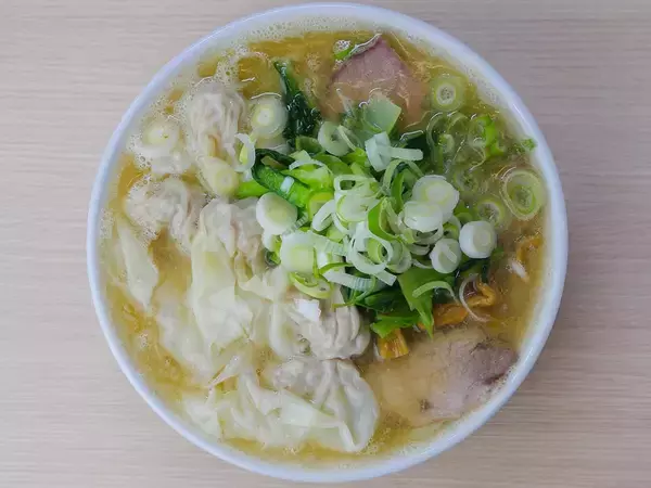 「つるっ、もちもち。老舗から新店まで、絶対外さない“東京ワンタンメン”を一挙紹介！」の画像
