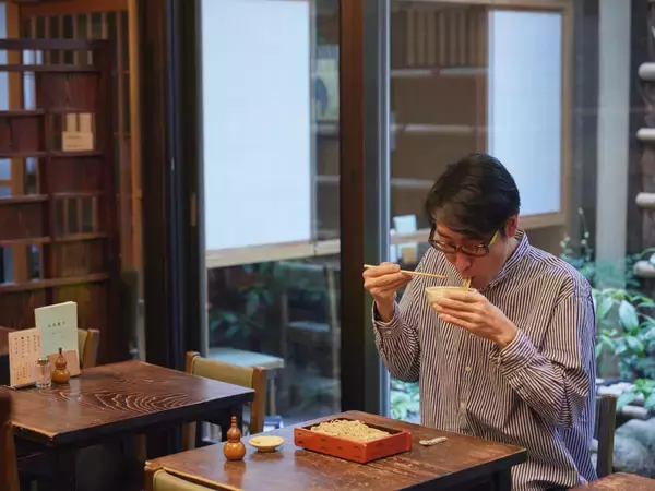 「【小宮山雄飛 蕎麦呑みの名店】大人になってわかった日本橋の老舗『室町砂場』の楽しみ方」の画像