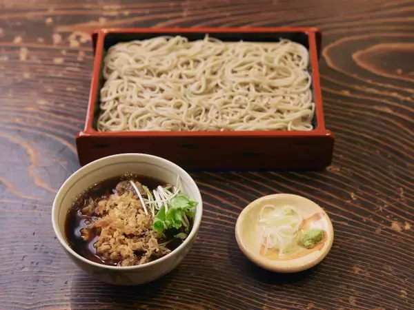 「【小宮山雄飛 蕎麦呑みの名店】大人になってわかった日本橋の老舗『室町砂場』の楽しみ方」の画像