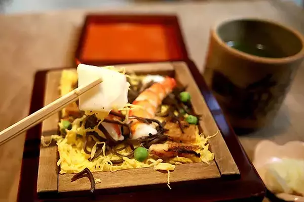 「【京都グルメ】わざわざ食べに行きたい冬の名物！京寿司の老舗『いづ重』の蒸し寿司」の画像