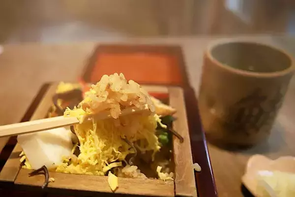 「【京都グルメ】わざわざ食べに行きたい冬の名物！京寿司の老舗『いづ重』の蒸し寿司」の画像