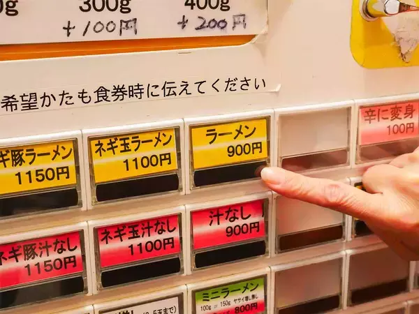 「【食楽検証】埼玉で店名に“豚”がつく店はだいたいデカ盛り説。戸田で人気のG系店『びんびん豚』で約1.7kgの「ラーメン（全マシ）」を食べてきた」の画像