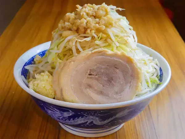 「【食楽検証】埼玉で店名に“豚”がつく店はだいたいデカ盛り説。戸田で人気のG系店『びんびん豚』で約1.7kgの「ラーメン（全マシ）」を食べてきた」の画像