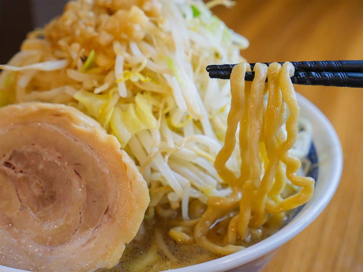 【食楽検証】埼玉で店名に“豚”がつく店はだいたいデカ盛り説。戸田で人気のG系店『びんびん豚』で約1.7kgの「ラーメン（全マシ）」を食べてきた