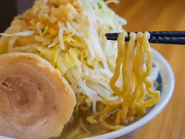 「【食楽検証】埼玉で店名に“豚”がつく店はだいたいデカ盛り説。戸田で人気のG系店『びんびん豚』で約1.7kgの「ラーメン（全マシ）」を食べてきた」の画像