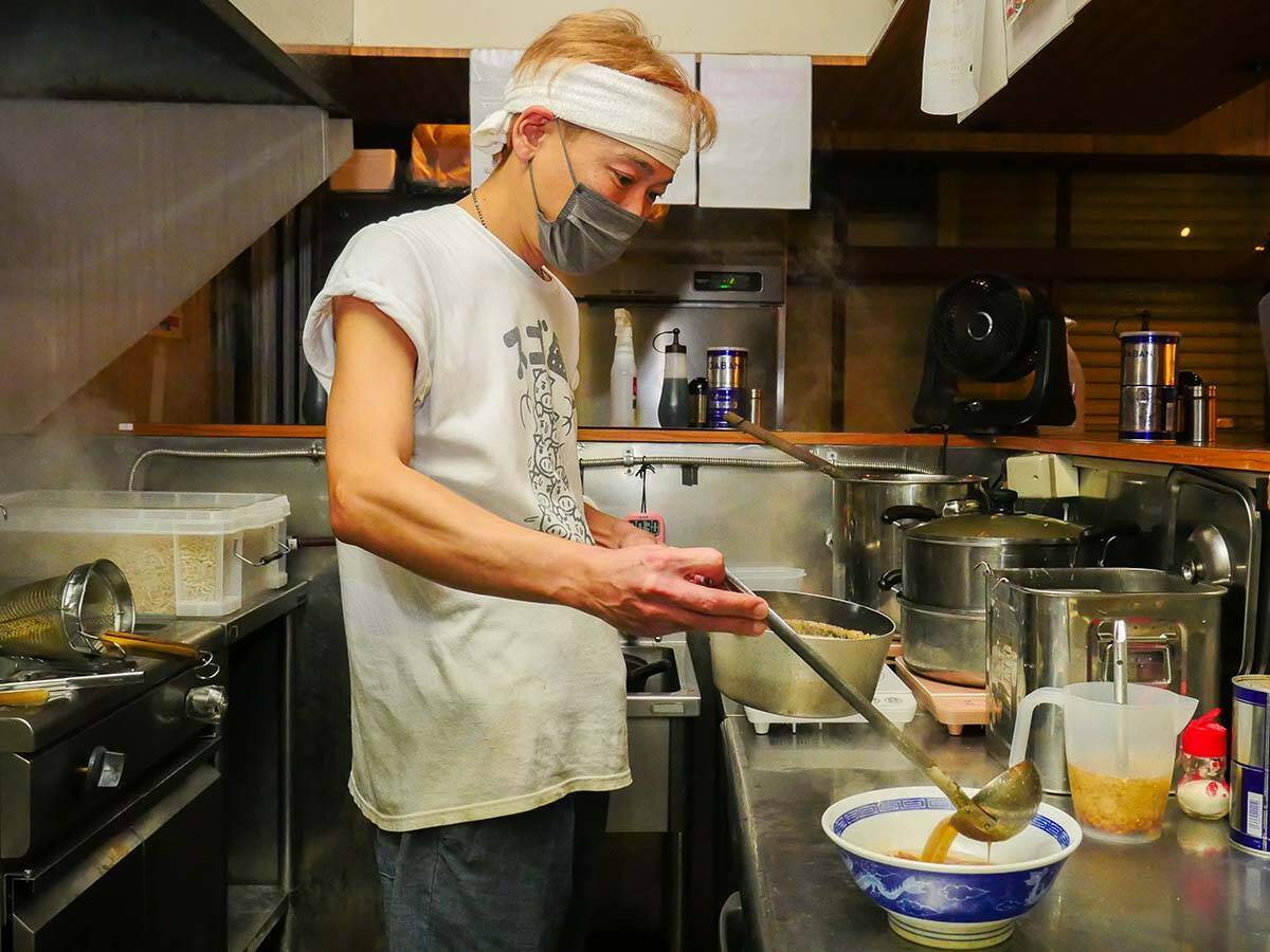 【食楽検証】埼玉で店名に“豚”がつく店はだいたいデカ盛り説。戸田で人気のG系店『びんびん豚』で約1.7kgの「ラーメン（全マシ）」を食べてきた