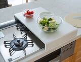 「コンロが作業台に早変わり！限られたキッチンスペースを活用できる「コンロカバー」が登場」の画像1